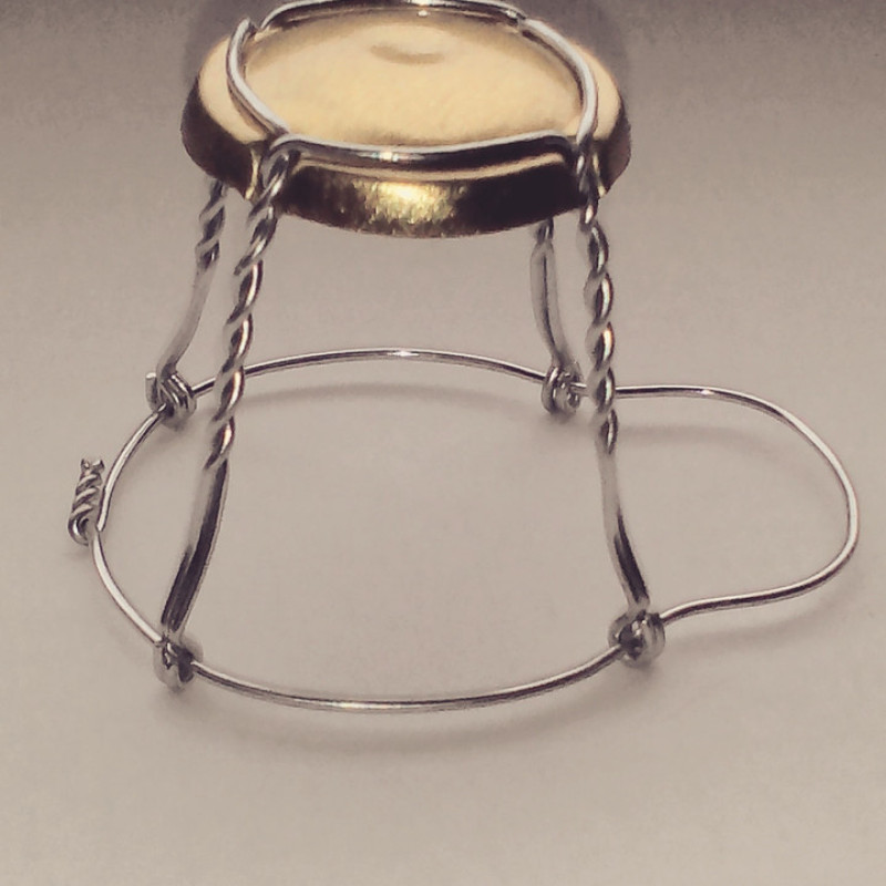 Мюзле з ковпачком (плакеткою) для фіксації коркової пробки